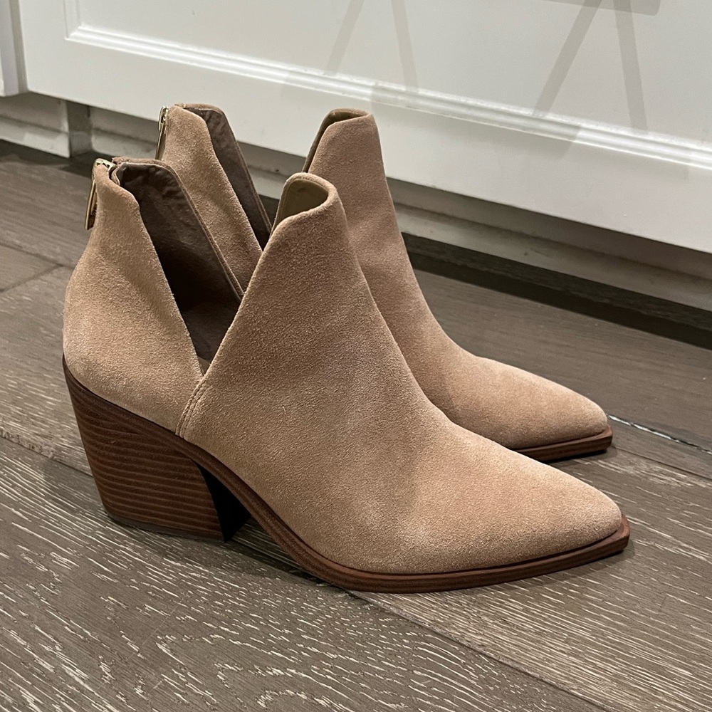 Vince Camuto Bibestie tan suede leather heeled booties boots size 9.5 - Picture 2 of 11